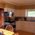 Fully equipped kitchen with bay window seat